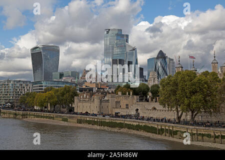 Il fiume il Tamigi a Londra, con la Torre di Londra e il walkie talkie edificio commerciale a 20 Fenchurch Street in background. Foto Stock