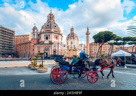 Vista di Piazza Venezia, situato nel cuore della città, a breve distanza dal Colosseo. Foto Stock