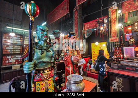 Statue colorate nel Tempio di Tin Hau complesso. Yau Ma Tei, Kowloon, Hong Kong. Foto Stock