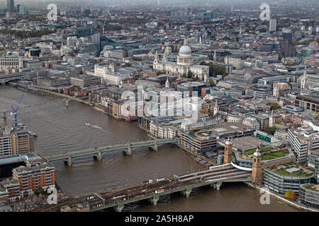 Una veduta aerea guardando ad ovest fino al Fiume Tamigi a Londra, mostrando Southwark Bridge, un ponte ferroviario, Millennium Bridge e la Cattedrale di Saint Paul.