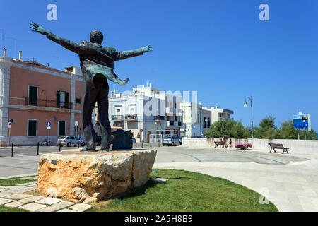 L'Italia, Puglia, Polignano a Mare, Domenico Modugno statua Foto Stock