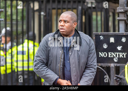 MP David Lammy al di fuori della casa del Parlamento, il Palazzo di Westminster, Londra, UK per il Letwin emendamento seduta di sabato durante il dibattito Brexit Foto Stock