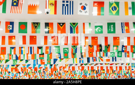 Molti paesi bandiera sospesi dal tetto Foto Stock