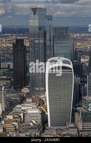 Una veduta aerea guardando a nord, verso il "walkie talkie' edificio in Fenchurch Street, Londra. Foto Stock