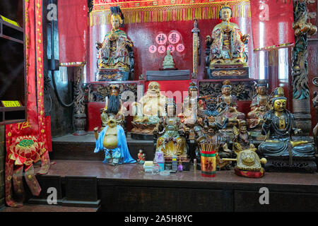 Figurine sull altare nel Tempio di Tin Hau complesso. Yau Ma Tei, Kowloon, Hong Kong. Foto Stock