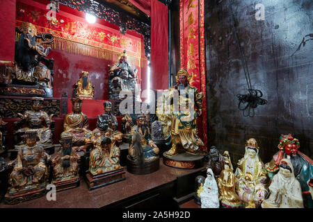 Figurine sull'altare nel complesso del Tempio di Tin Hau. Yau ma Tei, Kowloon, Hong Kong. Foto Stock