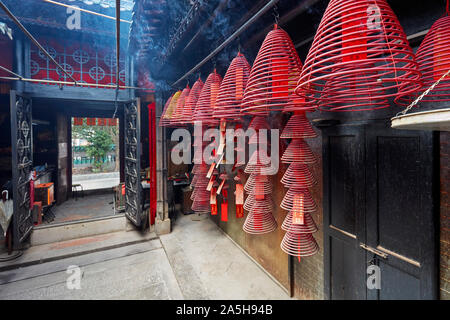 Brucia Incenso spirali appeso su rotaie in Tempio di Tin Hau complesso. Yau Ma Tei, Kowloon, Hong Kong. Foto Stock