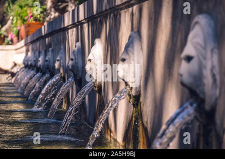Fontana veneziana con teste di leoni a Spili. Foto Stock