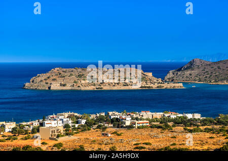 La famosa isola di Spinalonga, il lebbrosario e Rocca di Plaka, Elounda Bay di Creta in Grecia. Foto Stock