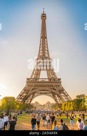 Torre Eiffel visto da Champ de Mars Foto Stock