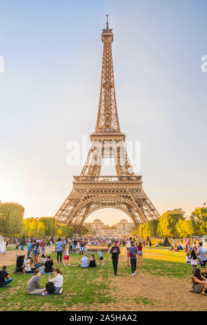 Torre Eiffel visto da Champ de Mars Foto Stock