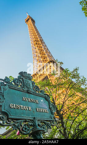 La torre eiffel e la strada segno 'avenue Gustave Eiffel' Foto Stock