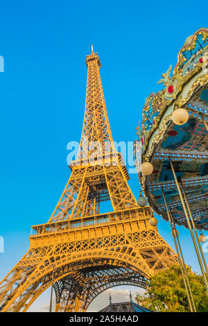 Bassa angolazione della torre Eiffel, vista parziale della rotonda Foto Stock