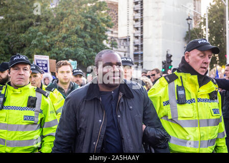 Il deputato David Lammy al di fuori delle Camere del Parlamento, Londra per l’emendamento Letwin sabato seduta durante il dibattito sulla Brexit. Con protezione della polizia. MOB Foto Stock