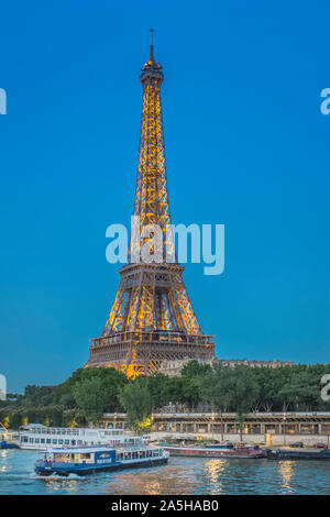 La torre eiffel e le imbarcazioni turistiche sul fiume Senna Foto Stock