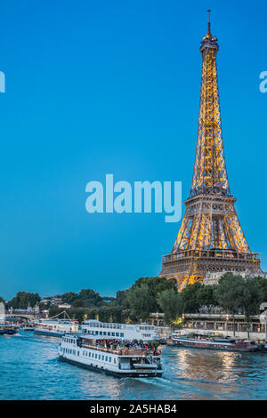 La torre eiffel e le imbarcazioni turistiche sul fiume Senna Foto Stock