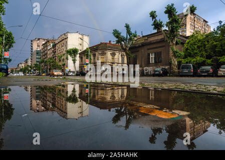 Belgrado Street riflessa nell'acqua dopo la pioggia Foto Stock