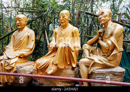 Statue di arhats (buddista equivalente di santi) sulla strada per il Monastero dei Diecimila Buddha (l'uomo grasso Sze). Sha Tin, Nuovi Territori di Hong Kong. Foto Stock