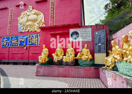 Statue di arhats (buddista equivalente di santi) presso il Monastero dei Diecimila Buddha (l'uomo grasso Sze). Sha Tin, Nuovi Territori di Hong Kong. Foto Stock