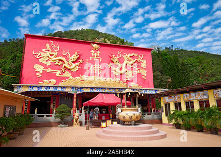 Sala principale la costruzione presso il Monastero dei Diecimila Buddha. Sha Tin, Nuovi Territori di Hong Kong. Foto Stock