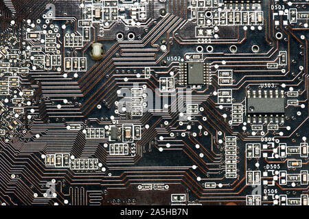 Scheda a circuito stampato e microchip, o cpu closeup - Componente elettronico per apparecchiature digitali, il concetto di sviluppo di elettrico circuito calcolatore Foto Stock