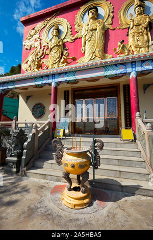 Urna di incenso davanti a un tempio presso il Monastero dei Diecimila Buddha. Sha Tin, Nuovi Territori di Hong Kong. Foto Stock