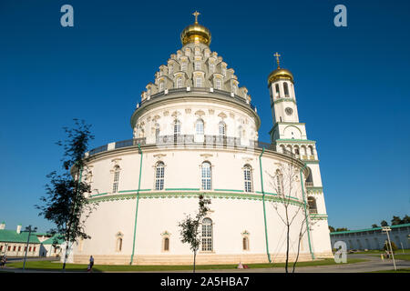 La nuova Gerusalemme, ISTRA, RUSSIA - Agosto 29, 2019: Risurrezione Cattedrale con una torre campanaria nel nuovo monastero di Gerusalemme in Istria, regione di Mosca Foto Stock