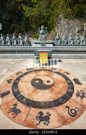 Zodiaco Cinese ruota con 12 animali simboli e Yin Yang simbolo nel centro. Il Monastero dei Diecimila Buddha, Sha Tin, Nuovi Territori di Hong Kong. Foto Stock