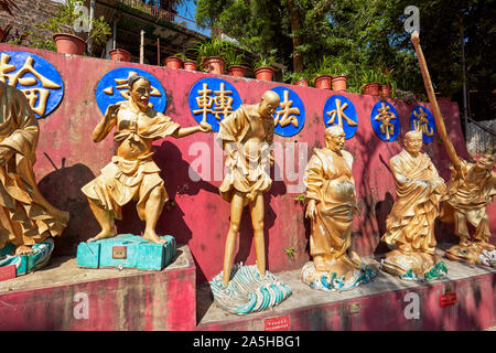 Statue di arhats (buddista equivalente di santi) presso il Monastero dei Diecimila Buddha (l'uomo grasso Sze). Sha Tin, Nuovi Territori di Hong Kong. Foto Stock