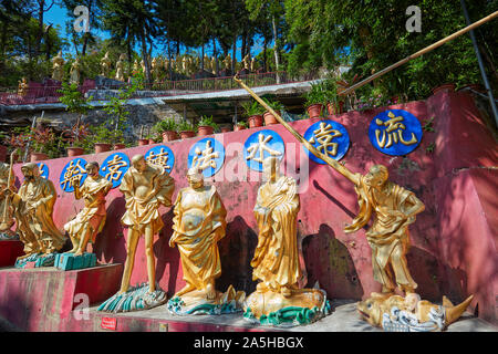 Statue di arhats (buddista equivalente di santi) presso il Monastero dei Diecimila Buddha (l'uomo grasso Sze). Sha Tin, Nuovi Territori di Hong Kong. Foto Stock