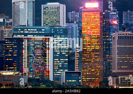 Edifici moderni a livello centrale lungomare illuminato di notte. Hong Kong, Cina. Foto Stock