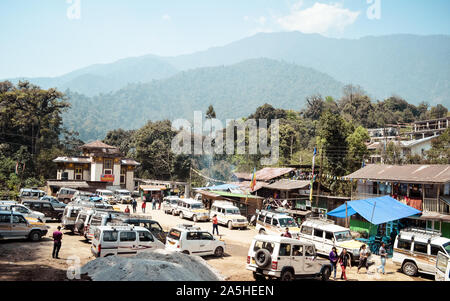 Il Sikkim, Gangtok, India Maggio, 2018 - Un piccolo turista halt fermata bus nel mezzo della collina e la foresta vicino a Gangtok città del nord-est dello stato indiano di Sikki Foto Stock