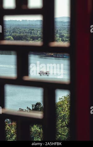 Una piccola barca per il turista nel lago di Kunming vicino al Palazzo d'Estate a Pechino. La vista è da uno degli edifici del Palazzo d'Estate Foto Stock