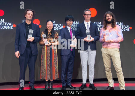 I vincitori del premio da sinistra: Agosto Diehl, attore Nanfu Wang, regista, Hideo Kojima, sviluppatore del gioco, Nicolas Winding Refn, Danimarca, direttore Lino RETTINGER, produttore, Film Festival Awards di Colonia a Colonia, 17.10.2019. | Utilizzo di tutto il mondo Foto Stock