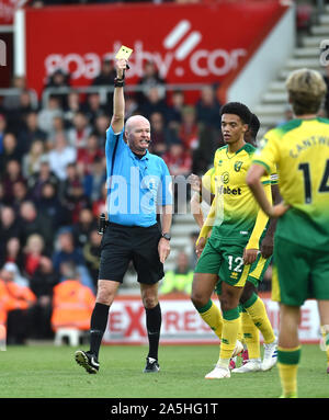 L'arbitro Lee Morris mostra a Jamal Lewis di Norwich un cartellino giallo durante la partita di Premier League tra l'AFC Bournemouth e il Norwich City al Vitality Stadium di Bournemouth, 19 ottobre 2019 foto Simon Dack / Telephoto Images. - Solo per uso editoriale. Niente merchandising. Per le immagini di calcio si applicano le restrizioni fa e Premier League, incluso l'utilizzo di Internet/dispositivi mobili senza licenza FAPL. Per ulteriori informazioni, contattare Football Dataco Foto Stock