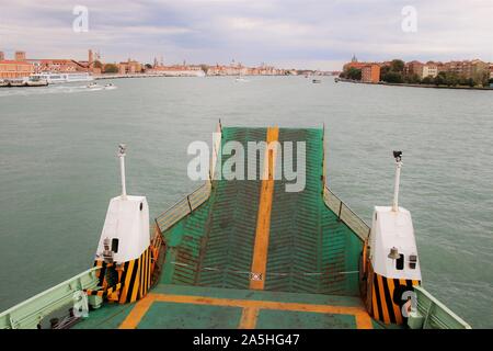 Un traghetto per auto si avvicina alla città di Venezia e l'isola alla Giudecca (a destra). Nella laguna di Venezia, Italia, Europa. Foto Stock