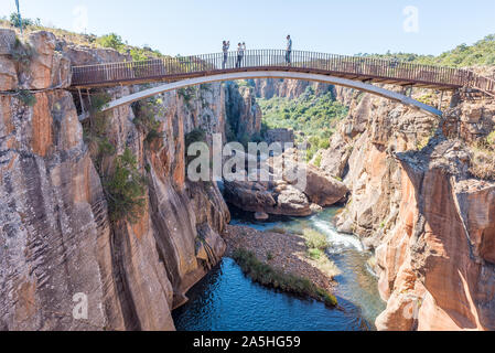 BOURKES LUCK, SUD AFRICA - 20 Maggio 2019: i turisti non identificato su un ponte pedonale sopra il Fiume Blyde a Bourkes Luck buche Foto Stock