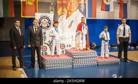 Belgrado, Serbia - 28. Settembre 2019. I ragazzi e i bambini vincitori di coppe e medaglie sul podio ricevere premi su Kyokushin Belgrado Trofeo Tourna Foto Stock