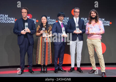 I vincitori del premio da sinistra: Agosto Diehl, attore Nanfu Wang, regista, Hideo Kojima, sviluppatore del gioco, Nicolas Winding Refn, Danimarca, direttore Lino RETTINGER, produttore, Film Festival Awards di Colonia a Colonia, 17.10.2019. | Utilizzo di tutto il mondo Foto Stock