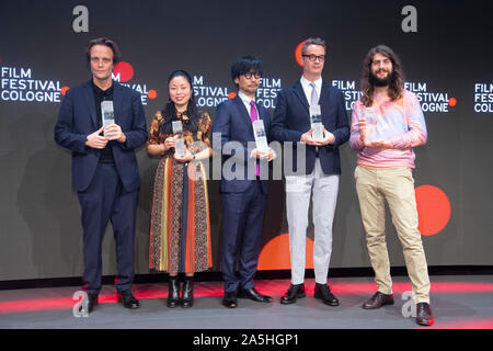 I vincitori del premio da sinistra: Agosto Diehl, attore Nanfu Wang, regista, Hideo Kojima, sviluppatore del gioco, Nicolas Winding Refn, Danimarca, direttore Lino RETTINGER, produttore, Film Festival Awards di Colonia a Colonia, 17.10.2019. | Utilizzo di tutto il mondo Foto Stock