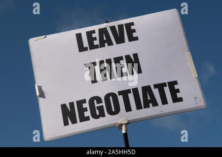Lasciare l Europa poi negoziare con l'UE. Supporto Brexit banner poster presso i popoli voto dimostrazione della campagna. Brexit Super sabato 19 ottobre 2019 Parliament Square Londra REGNO UNITO. HOMER SYKES Foto Stock