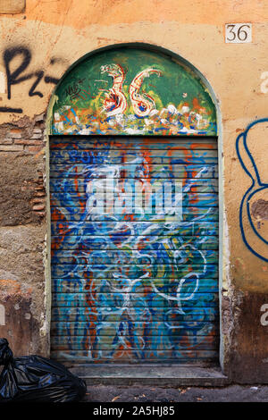 Acciaio colorato porta ad otturatore nel quartiere di Trastevere a Roma, Italia Foto Stock