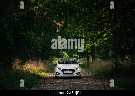 Polack, Bielorussia - 9 Settembre 2018 : Urban car Hyundai Accent Varna o Solaris 2017 sulla strada di campagna nella foresta Foto Stock