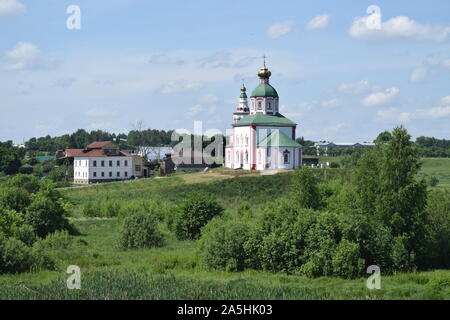 Bella e antica chiesa in una giornata di sole. Suzdal, Russia Foto Stock