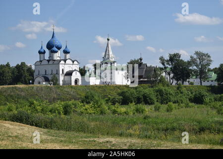 Bella e antica chiesa in una giornata di sole. Suzdal, Russia Foto Stock