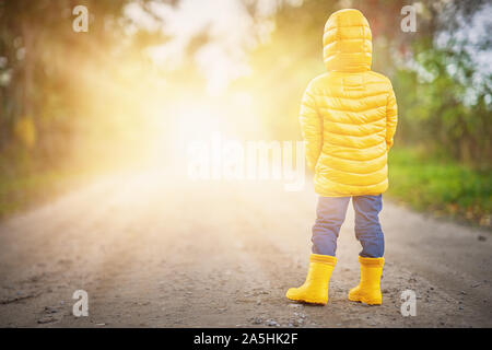 Bambino felice ragazzo giocando fuori in autunno Foto Stock