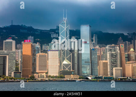 Isola di Hong Kong Skyline da Tsim Sha Tsui, con IM Pei iconici Bank of China Tower nel centro Foto Stock