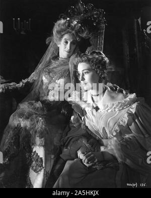 MARTITA HUNT come Miss Havisham e VALERIE HOBSON come Estella in grandi aspettative 1946 Direttore David Lean romanzo di Charles Dickens Cineguild / Generale distributori di film / GFD Foto Stock