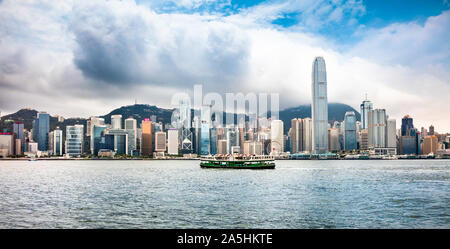 Isola di Hong Kong Skyline da Tsim Sha Tsui, con Star Ferry Crossing porto di Hong Kong Foto Stock