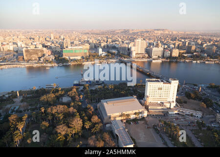 L'Egitto, al Cairo, vista lungo il Nilo da la Torre de Il Cairo. Foto Stock